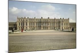 Vue extérieure : côté parc, façade sur les jardins, corps central du château, vue axiale-null-Mounted Giclee Print