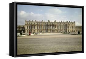 Vue extérieure : côté parc, façade sur les jardins, corps central du château, vue axiale-null-Framed Stretched Canvas