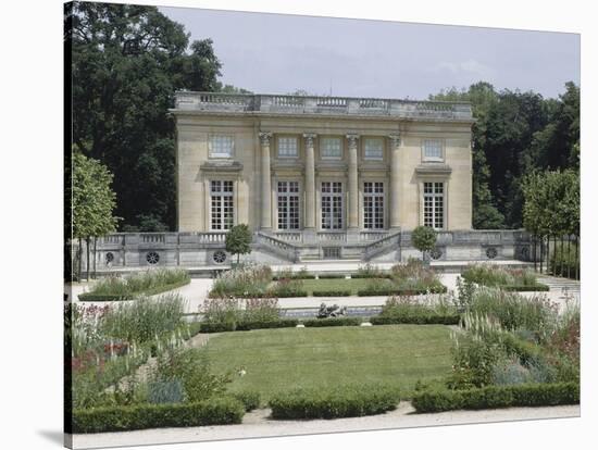 Vue extérieure du Petit Trianon : façade sud sur les parterres du jardin français-null-Stretched Canvas