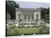 Vue extérieure du Petit Trianon : façade sud sur les parterres du jardin français-null-Stretched Canvas