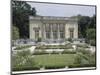 Vue extérieure du Petit Trianon : façade sud sur les parterres du jardin français-null-Mounted Giclee Print