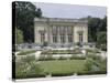 Vue extérieure du Petit Trianon : façade sud sur les parterres du jardin français-null-Stretched Canvas