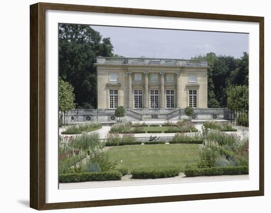 Vue extérieure du Petit Trianon : façade sud sur les parterres du jardin français-null-Framed Giclee Print