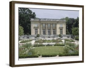 Vue extérieure du Petit Trianon : façade sud sur les parterres du jardin français-null-Framed Giclee Print