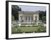 Vue extérieure du Petit Trianon : façade sud sur les parterres du jardin français-null-Framed Giclee Print