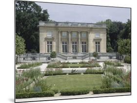 Vue extérieure du Petit Trianon : façade sud sur les parterres du jardin français-null-Mounted Giclee Print