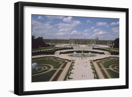 Vue extérieure et aérienne du château de Versail, côté jardins : château vu-null-Framed Giclee Print