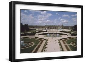 Vue extérieure et aérienne du château de Versail, côté jardins : château vu-null-Framed Giclee Print