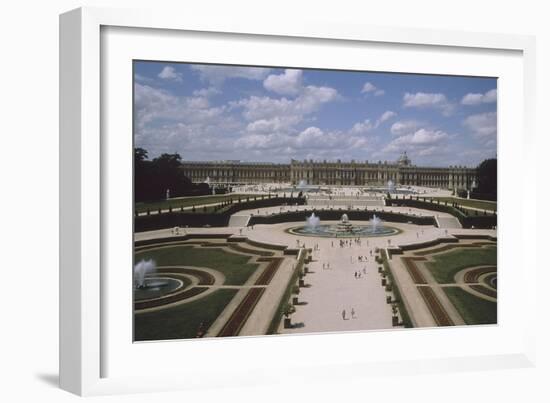 Vue extérieure et aérienne du château de Versail, côté jardins : château vu-null-Framed Giclee Print