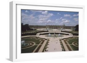 Vue extérieure et aérienne du château de Versail, côté jardins : château vu-null-Framed Giclee Print