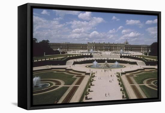 Vue extérieure et aérienne du château de Versail, côté jardins : château vu-null-Framed Stretched Canvas