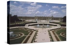 Vue extérieure et aérienne du château de Versail, côté jardins : château vu-null-Stretched Canvas