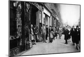 Waiting for Seamstresses Leaving Work, Paris, 1931-Ernest Flammarion-Mounted Giclee Print