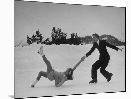 Wallace Diestelmeyer and Suzanne Morrow Figure Skating at the Winter Olympics-null-Mounted Premium Photographic Print