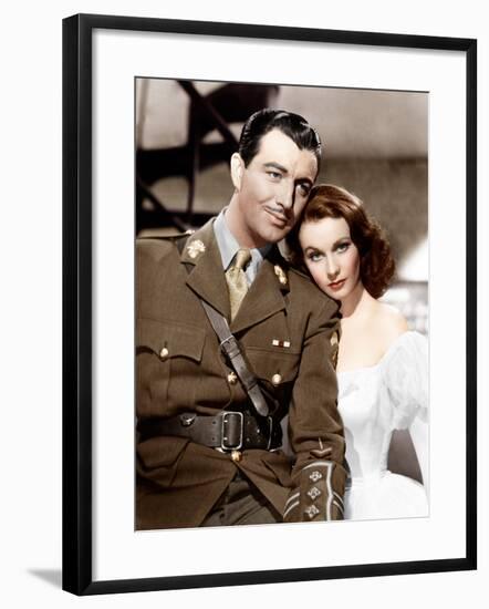 WATERLOO BRIDGE, from left: Robert Taylor, Vivien Leigh, 1940-null-Framed Photo