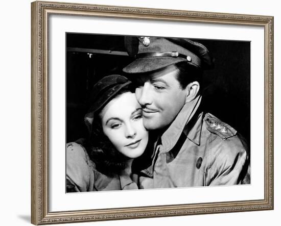 Waterloo Bridge, Vivien Leigh, Robert Taylor, 1940-null-Framed Photo