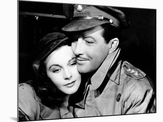 Waterloo Bridge, Vivien Leigh, Robert Taylor, 1940-null-Mounted Photo