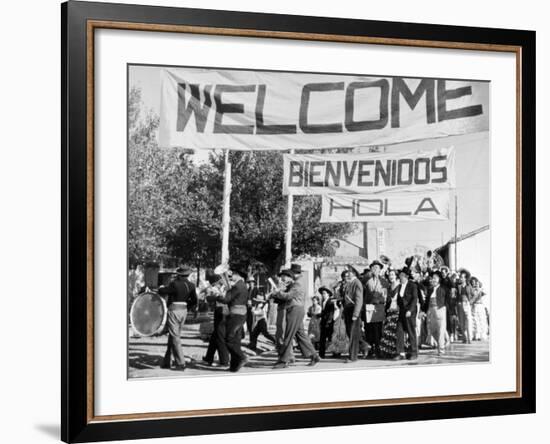 Welcome Mr. Marshall, 1953 (Bienvenido, Mr. Marshall)-null-Framed Photographic Print