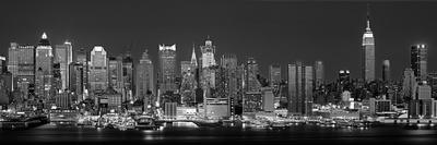 https://imgc.allpostersimages.com/img/posters/west-side-skyline-at-night-in-black-and-white-new-york-usa_u-L-Q1HDU6P0.jpg?artPerspective=n