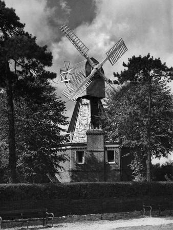 https://imgc.allpostersimages.com/img/posters/wimbledon-windmill_u-L-Q107J8C0.jpg?artPerspective=n
