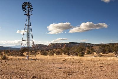 https://imgc.allpostersimages.com/img/posters/windmill-in-new-mexico-landscape_u-L-PYQV1J0.jpg?artPerspective=n