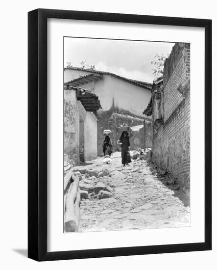 Women in Tehuantepec, Mexico, 1929-Tina Modotti-Framed Photographic Print