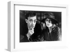 Woody Allen and Mia Farrow SHADOWS AND FOG, 1997 directed by Woody Allen (b/w photo)-null-Framed Photo