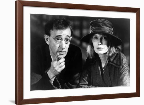 Woody Allen and Mia Farrow SHADOWS AND FOG, 1997 directed by Woody Allen (b/w photo)-null-Framed Photo