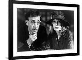 Woody Allen and Mia Farrow SHADOWS AND FOG, 1997 directed by Woody Allen (b/w photo)-null-Framed Photo