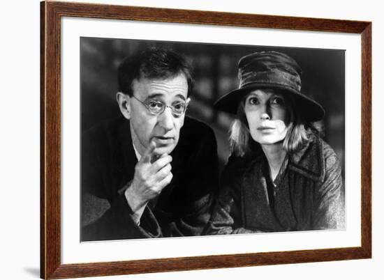 Woody Allen and Mia Farrow SHADOWS AND FOG, 1997 directed by Woody Allen (b/w photo)-null-Framed Photo