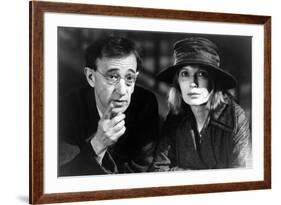 Woody Allen and Mia Farrow SHADOWS AND FOG, 1997 directed by Woody Allen (b/w photo)-null-Framed Photo