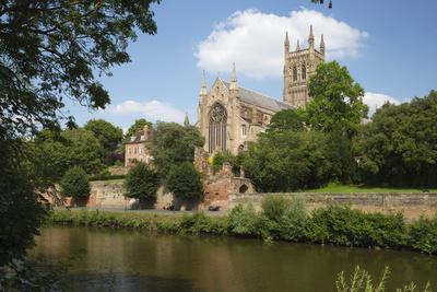 https://imgc.allpostersimages.com/img/posters/worcester-cathedral-and-the-river-severn-worcester-worcestershire-england_u-L-PSY0E10.jpg?artPerspective=n