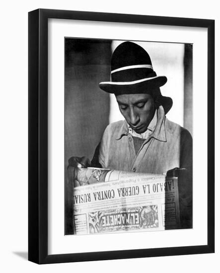Worker Reading El Machete, Mexico City, 1925-Tina Modotti-Framed Photographic Print