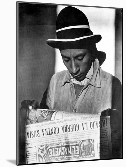 Worker Reading El Machete, Mexico City, 1925-Tina Modotti-Mounted Photographic Print