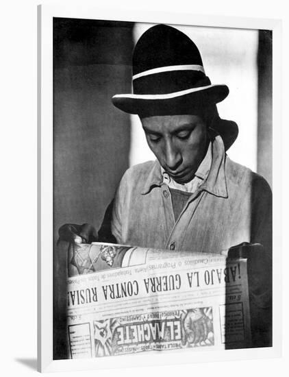 Worker Reading El Machete, Mexico City, 1925-Tina Modotti-Framed Photographic Print