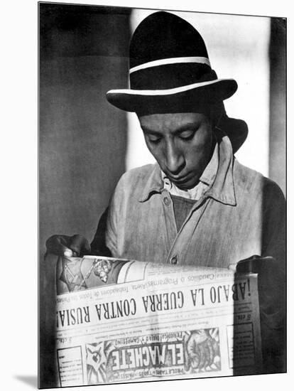 Worker Reading El Machete, Mexico City, 1925-Tina Modotti-Mounted Photographic Print