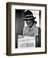 Worker Reading El Machete, Mexico City, 1925-Tina Modotti-Framed Photographic Print