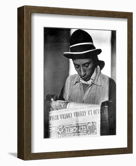 Worker Reading El Machete, Mexico City, 1925-Tina Modotti-Framed Photographic Print