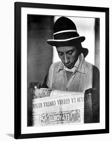 Worker Reading El Machete, Mexico City, 1925-Tina Modotti-Framed Premium Photographic Print