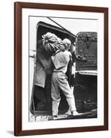 Workers Loading Bananas, Veracruz, 1927-Tina Modotti-Framed Photographic Print