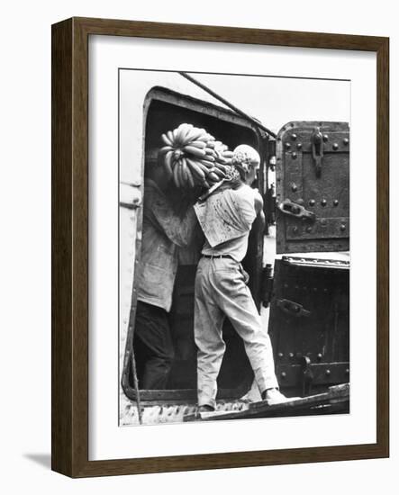 Workers Loading Bananas, Veracruz, 1927-Tina Modotti-Framed Photographic Print