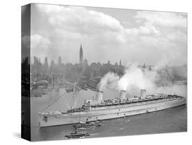 World War II Photo of RMS Queen Mary Arriving in New York Harbor-null-Stretched Canvas