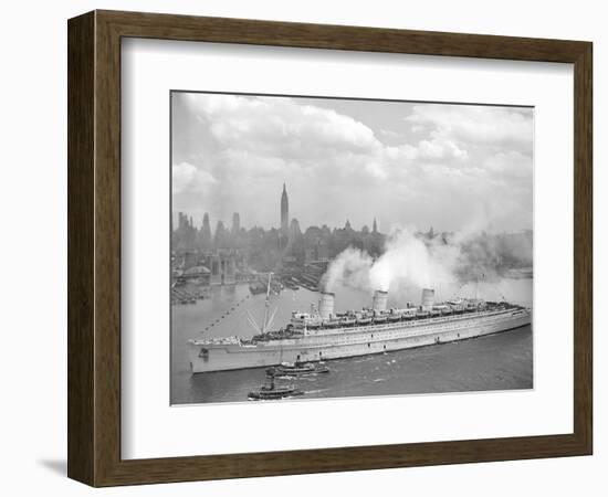 World War II Photo of RMS Queen Mary Arriving in New York Harbor-null-Framed Art Print