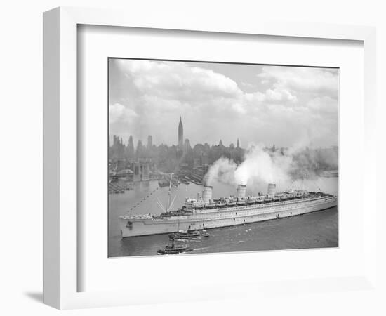 World War II Photo of RMS Queen Mary Arriving in New York Harbor-null-Framed Art Print