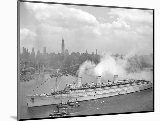 World War II Photo of RMS Queen Mary Arriving in New York Harbor-null-Mounted Art Print