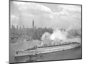 World War II Photo of RMS Queen Mary Arriving in New York Harbor-null-Mounted Art Print