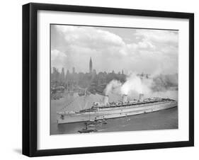 World War II Photo of RMS Queen Mary Arriving in New York Harbor-null-Framed Art Print