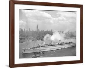 World War II Photo of RMS Queen Mary Arriving in New York Harbor-null-Framed Art Print