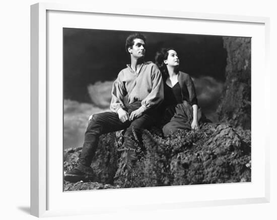 Wuthering Heights, Laurence Olivier, Merle Oberon, 1939-null-Framed Photo