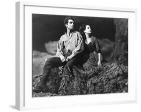 Wuthering Heights, Laurence Olivier, Merle Oberon, 1939-null-Framed Photo